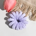 Gros plan d'un chouchou floral en peluche lavande douce avec une texture d'hiver douillette - Violet Clair Uni