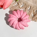 Détail d'un chouchou spirale en peluche rose avec texture douce et design élastique - Rose Foncé Uni