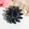 Gros plan sur une pince à cheveux nid d'oiseau noire floquée avec texture en peluche - Bleu Marine Léopard