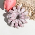 Vue détaillée du chouchou fleur en fausse fourrure douce aux tons rose et violet poudré - Léopard Rose