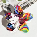Pinza per capelli a fiore con stampa pop art colorata e finitura in acetato lucido - ABS / Volto Pop Art-ABS Beige 138-1