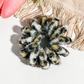 Gros plan sur chouchou peluche à imprimé léopard avec texture douce en fausse fourrure - Léopard Café Noir