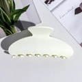 Minimalistische große cremegelbe halbrunde Haarklammer mit mattem Finish und festen Zähnen - Quadratische Form / Mattcreme