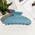 Matte hellblaue halbrunde Haarklammer für elegante Hochsteckfrisuren mit Textur-Finish - Quadratische Form / Matt Nebelblau