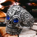 Macro di anello teschio vintage con pietre blu e dettagli a croce su metallo brunito - Taglia US 7 / Occhio del male