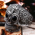 Macro di un anello teschio vintage con occhi di pietre nere e incisione a croce gotica - Taglia US 7 / Occhi Neri