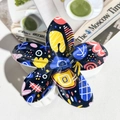 Floral hair claw with colorful graffiti pattern on black base in five-petal design - ABS / Black Color Contrast-ABS Beige 154-1