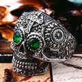 Anello vintage a teschio in acciaio con occhi in gemma verde e dettaglio a croce a rilievo - Taglia US 7 / Occhi Verdi