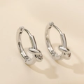 Orecchini a cerchio minimalisti con nodo in argento, finitura lucida e chiusura a clip - Argento (45804)