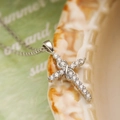 Collar con colgante de cruz e infinito en oro de 18K con piedras de circón - Plateado