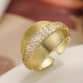 Bague large luxueuse plaquée or 18 carats ornée de rangées de zircons brillants - Style Brossé Parallèle (14347)