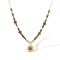 Dettaglio della collana in acciaio inox dorato con pendente occhio di tigre e trama martellata - Stile Tondo Martellato (24942)