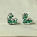 Dettaglio di orecchini a cuore in argento con pietre di zirconia verde smeraldo - Verde (45849)