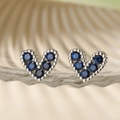 Makroansicht herzförmiger Ohrstecker mit blauen Zirkonsteinen und Perlenrand - Marineblau (45851)