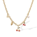 18K vergoldete Halskette mit roten Emaille-Kirschen, goldenem Blatt und Barockperle-Anhänger - Kirschblatt Perlen Stil (24948)