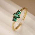 Eleganter vergoldeter offener Ring mit drei funkelnden smaragdgrünen Zirkonia-Steinen - Einstellbar Offen / Grün
