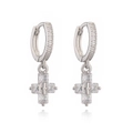 Dettaglio di orecchini a croce placcati oro 18K con pietre di zircone lucide e brillanti - Argento