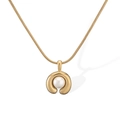 Minimalistische 18K vergoldete Schlangenkette mit Perlen-Hufeisen-Anhänger auf weißem Grund - Gold Perlen Stil (25017)