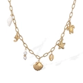 Detalle del collar de concha bañado en oro de 18K con dijes de estrella de mar, tortuga y perlas - Estilo de Múltiples Elementos Marinos (25047)