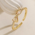 Eleganter 18K vergoldeter Schleifenring mit Zirkonia im Birnenschliff und Pavé-Fassung - Schleife Stil (14731)