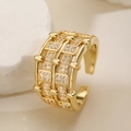 Eleganter 18K vergoldeter breiter Ring mit Zirkonia und gitterartigem Reliefdesign - Einstellbar Offen / Architektonischer Gitterstil (14734)