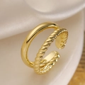 Minimalistischer zweischichtiger Goldring mit glatter und gedrehter Textur in Makroansicht - Einstellbar Offen / Doppellagiger Minimalistischer Twist-Stil (14267) / Gold