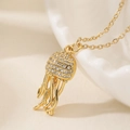 Elegante collana con ciondolo a medusa dorata e zirconi brillanti su catenina raffinata - Stile Medusa (25103) / Oro