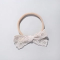 Weiches Nylon-Baby-Stirnband mit einem eleganten weißen Spitzen-Schmetterlingsschleifen-Design - Gehäkelte Spitzen-Schleife im Landhausstil (3)