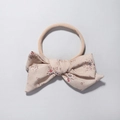 Dettaglio della fascia floreale per neonati con fiocco crema e cinturino elastico - Stile Floreale Beige (3)