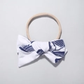 Dettaglio fascia in nylon per neonati con fiocco bianco e motivi di foglie tropicali blu - Venatura Foglia Blu Scuro