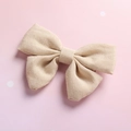 Detalle del clip de pelo con lazo de lino y algodón beige para niñas pequeñas - Beige