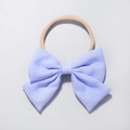 Dettaglio fascia per neonati con fiocco a righe azzurre e fascia in nylon nude - A righe blu chiaro bianco