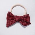 Dettaglio del fiocco in cotone a quadri rossi e neri su una fascia elastica in nylon per neonati - Stile Plaid Rosso Nero (1)