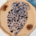 Détail d'un nœud à cheveux en résille blanche avec des motifs de cœurs noirs - Coeur Noir