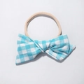 Dettaglio fiocco neonato vichy azzurro su fascia in nylon elastico beige neutro - Stile Gingham Blu Bianco (7)