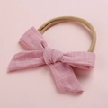 Vista de detalle de diadema de lino rosa para bebé con cinta de nailon suave elástica - Rosa Empolvado