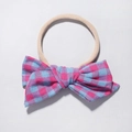Dettaglio fascia per neonati in nylon con fiocco in cotone a quadretti rosa e azzurro - Stile Gingham Rosa Blu (8)