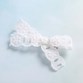 Dettaglio del fermaglio per capelli in pizzo bianco con ricamo e clip in metallo - Stile Ricamo Traforato / Bianco