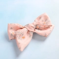 Dettaglio del fermaglio per capelli a fiocco a righe rosa con decorazioni floreali - Fiocco / Fiore Rosa