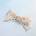 Dettaglio del fermaglio per capelli in pizzo beige con raffinati motivi floreali - Stile Uncinetto Traforato / Bianco Sporco