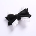 Détail d'un nœud papillon en feutre noir avec dentelle à pompons blancs pour fille - Noir