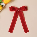 Dettaglio dei bordi arricciati su un fiocco per capelli in raso rosso con nastro - #9 Rosso brillante