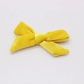 Detalle de lazo de terciopelo amarillo jengibre hecho a mano para accesorios de cabello - Amarillo