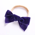 Detail einer weichen dunkelvioletten Samtschleife und dehnbarer Nylon-Baby-Stirnband - Dunkelviolett