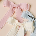 Fermagli a fiocco in raso con bordi ondulati nei colori rosa, azzurro e crema - Colore Casuale