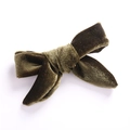 Detalle de pinza de pelo con lazo de terciopelo verde oliva y nudo hecho a mano suave - Verde Militar