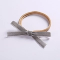 Détail du bandeau à nœud en velours gris avec une sangle en nylon élastique pour bébés - Gris