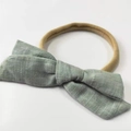 Diadema para bebé hecha a mano de algodón y lino verde menta con banda de nylon - Verde Grisáceo