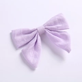 Détail d'une pince à cheveux en lin lavande montrant la texture du tissu naturel - Mauve Clair