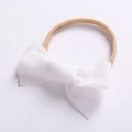 Detail van de witte babyhaarband met strik en naadloze elastische nylon band voor baby - 4 Wit